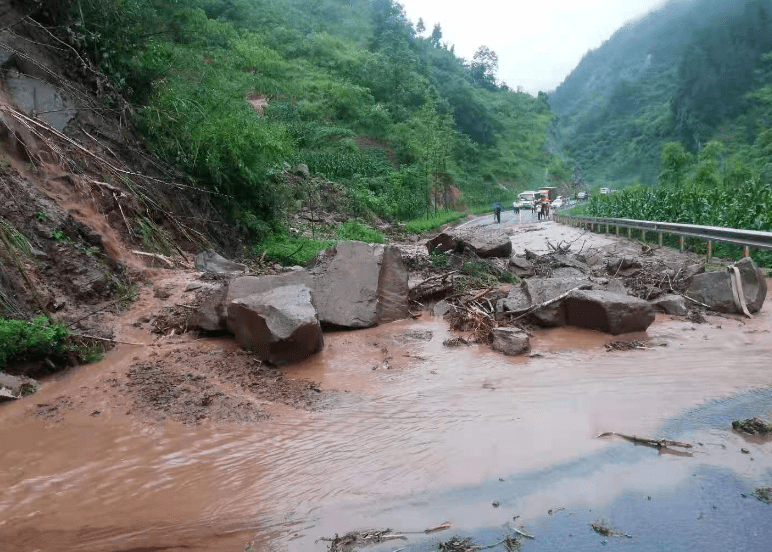 包含阿雅克肖不敌法兰克福，遭遇滑坡的词条